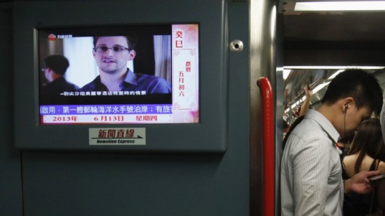 За броени дни Сноудън стана медиен герой. Снимка: Ройтерс