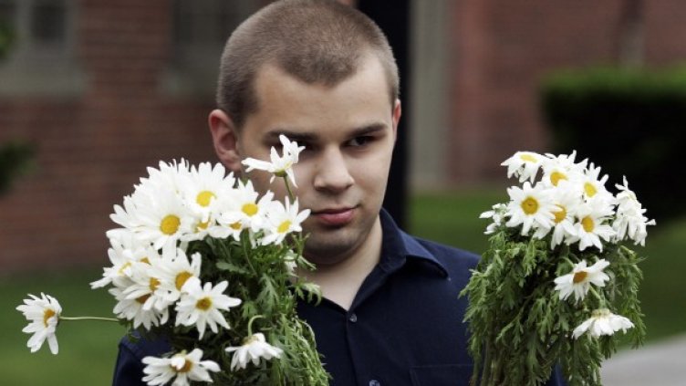 На първа среща се ходи с цветя или бонбони. Снимка: Reuters