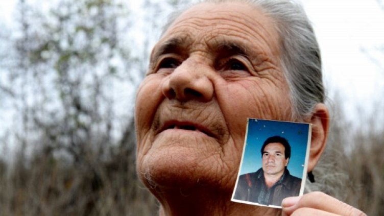 Майката на Чакъра - Мара, държи негова снимка. Снимка: Impact press group