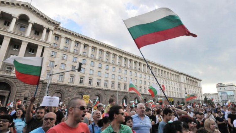 Протестиращи развяха български знамена пред МС. Снимка: Булфото