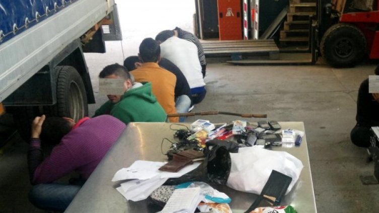 Задържаните емигранти. Снимка: Агенция "Митници"