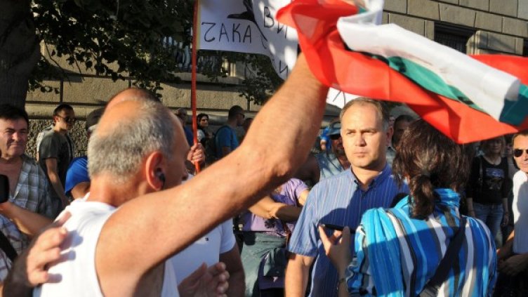 Кадиев сред протестиращите, които искат оставката на кабинета "Орешарски". Снимка: Булфото