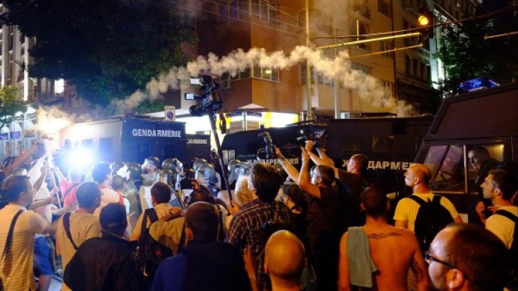 Сцената снощи пред централата на "Атака". Снимка: Булфото