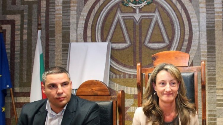 Зинаида Златанова и председателят на СРС Методи Лалов Снимка: БТА