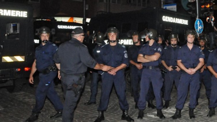 Полицаи правят кордон между протестиращите и привържениците на "Атака". Снимка: Булфото