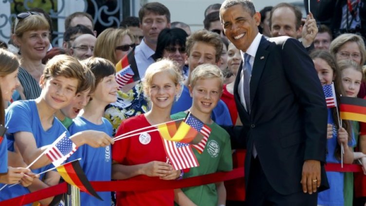 Обама позира с ученици от училище, носещо името на Кенеди. Снимка: Ройтерс