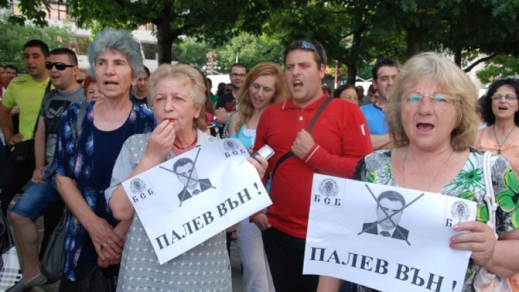Десетки протестират срещу Палев. Снимка: Reuters