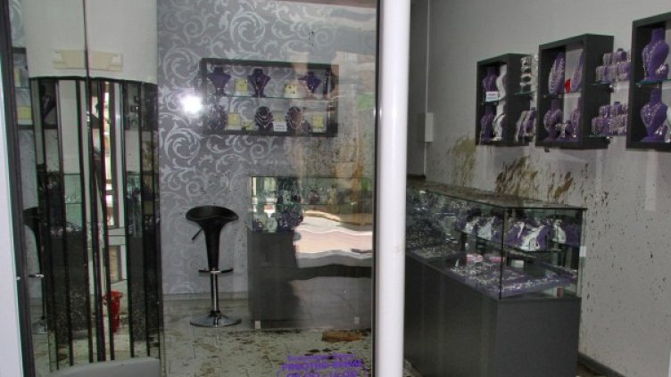 Залетият с фекалии магазин на Марияна преди месец. Снимка: архив, Impact Press Group