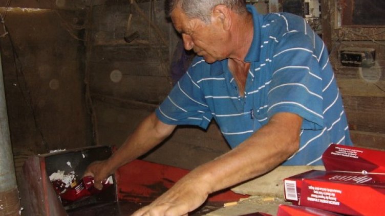 Унищожаването на цигарите. Снимка: Агенция "Митници"