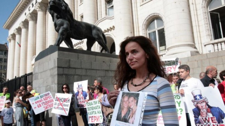 Стотици близки и приятели на Червенкова отново окупираха Съдебната палата. Снимка: Булфото, архив