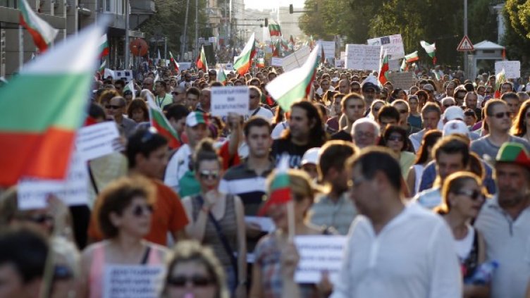 Хиляди на протест за девети път. Снимка: Reuters