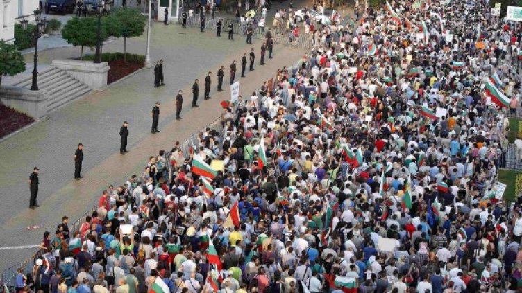 Всяка вечер хиляди протестират срещу правителството вече 11 дни. Снимка: Ройтерс, архив