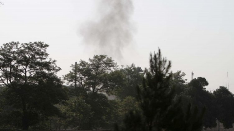 Дим се вижда откъм източния вход на двореца Снимка: БТА