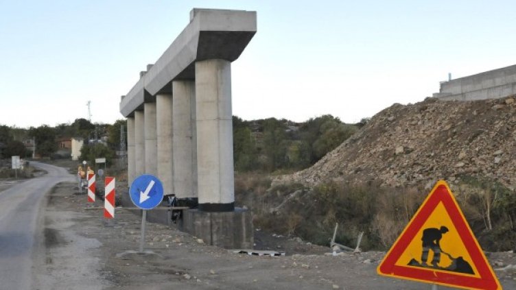 През октомври 2012 г., строежът на магистралата отново бе блокиран, заради липсата на пари. Снимка: архив, Булфото