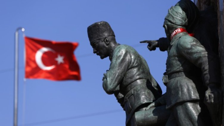 Площад "Таксим" в Истанбул, паметник на Ататюрк. Снимка: Reuters