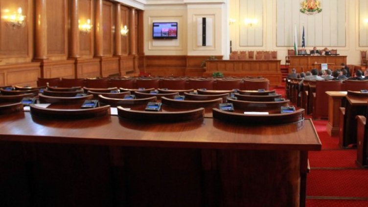 Банките на ГЕРБ и "Атака" останаха празни. Снимка: БТА