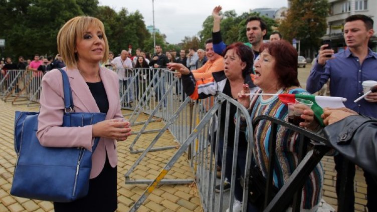 Мая Манолова се пробва за втори път да говори с протестиращите. Снимка: БТА