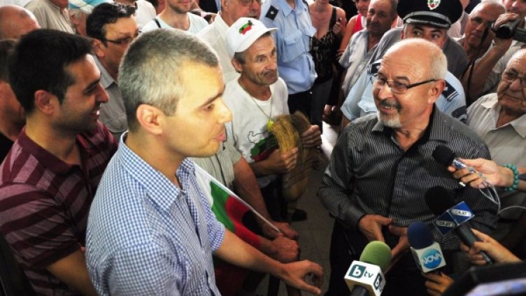 Протестиращите остават в сградата на Областната администрация. Снимка: Булфото