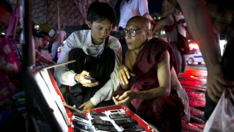 Монах си избира телефон втора употреба. Снимка: Getty Images News