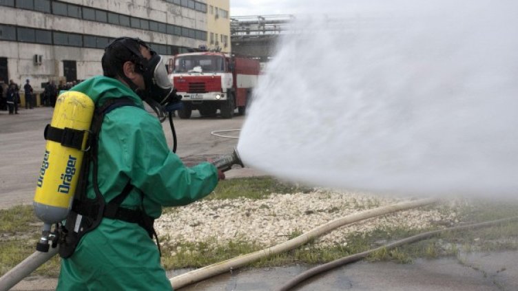 Работата по остраняването на аварията продължава. Снимка: Булфото, архив
