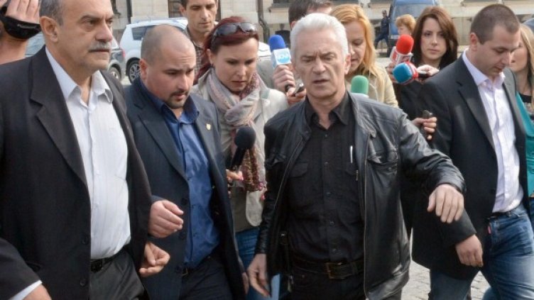 Вчера Сидеров бе с палка пред НС, а днес дойде с пистолет в кобур. Снимка: Булфото