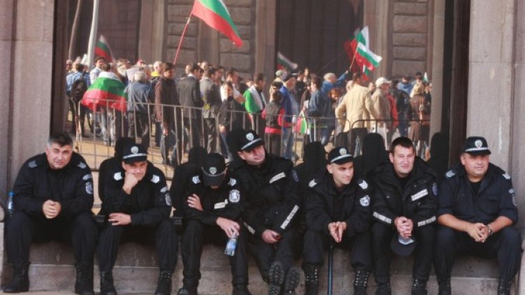 В протестите преобладават обикновените хора, представителите на средната класа. Снимка: Булфото