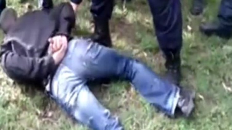 Поваленият от полицаите на земята балетист. Снимка: YouTube