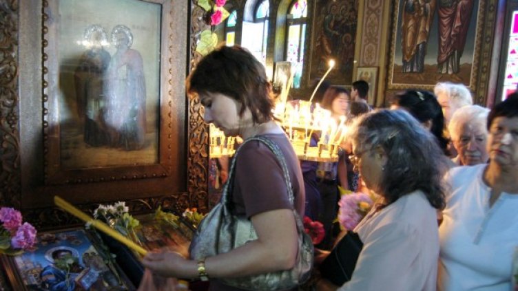Миряни пред иконата на великите апостоли Петър и Павел. Снимка: Булфото