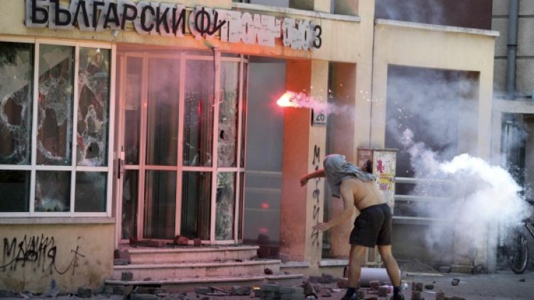 Фенове на ЦСКА изпотрошиха стъклата на сградата на Българския футболен съюз. Снимка: БФС