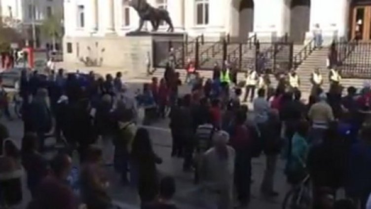 Хората пред Съдебната палата. Снимка: You Tube