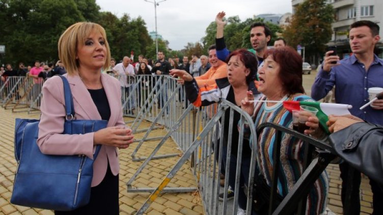 Според Манолова протестиращите правели опит да окупират Народното събрание и да уронват престижа на институцията. Снимка: БТА