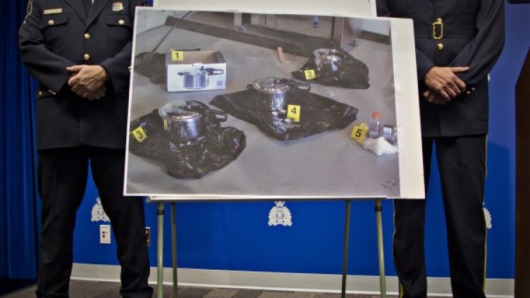 Тенджерите, с които са щели да бъдат извършени атентати. Снимка: Reuters