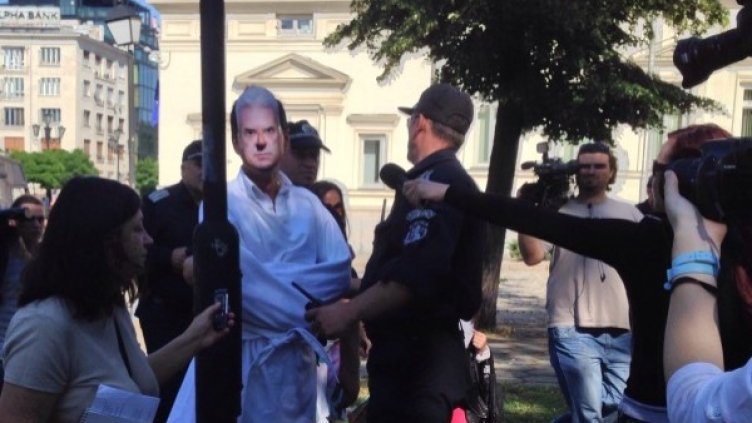 Найо Тицин протестира с усмирителна риза и маска на Волен Сидеров. Снимка: Facebook