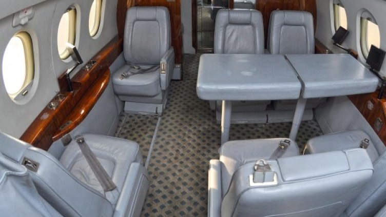 Поглед в салона на самолет "Фалкон-2000", част от Авиоотряда. Снимка: Булфото
