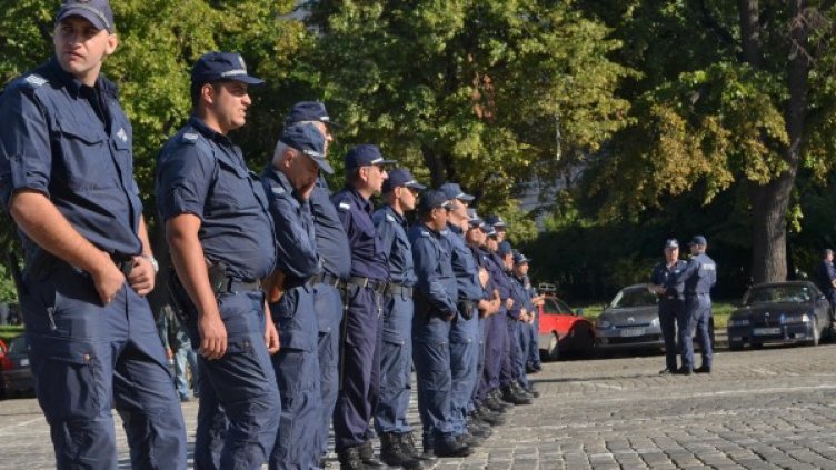 Полицаи, охраняващи протеста. Снимка: Булфото