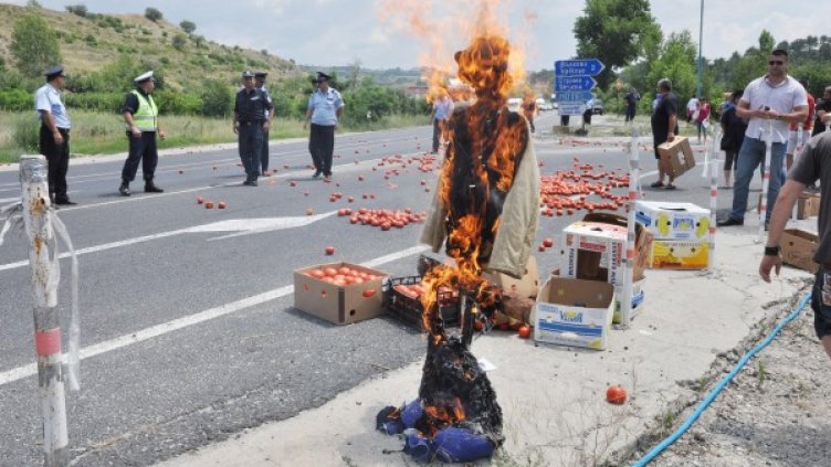 Недоволните зеленчукопроизводители запалиха чучело. Снимка: Булфото