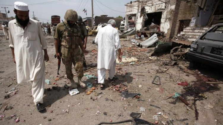 Събират доказателства след бомбено нападение в пакистанския град Пешавар. Снимка: архив, Reuters