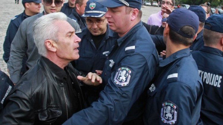 Преди дни Сидеров се размени и реплики с протестиращите пред НС в София. Снимка: архив, БТА