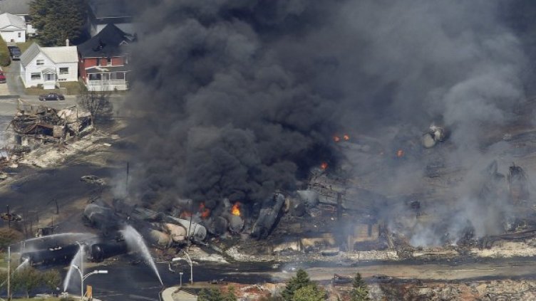 Потушен е пожарът, избухнал при дерайлирането на влака с цистерни. Снимка: Reuters