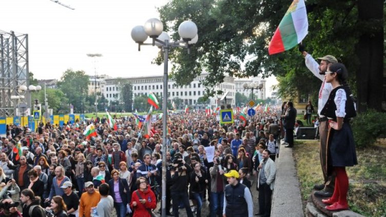 Поколението на "децата на прехода"е носител на надеждата. Снимка: Булфото