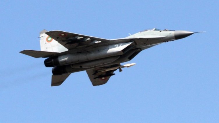 Военни самолети стряскат съня на пловдивчани. Снимка: архив, Булфото