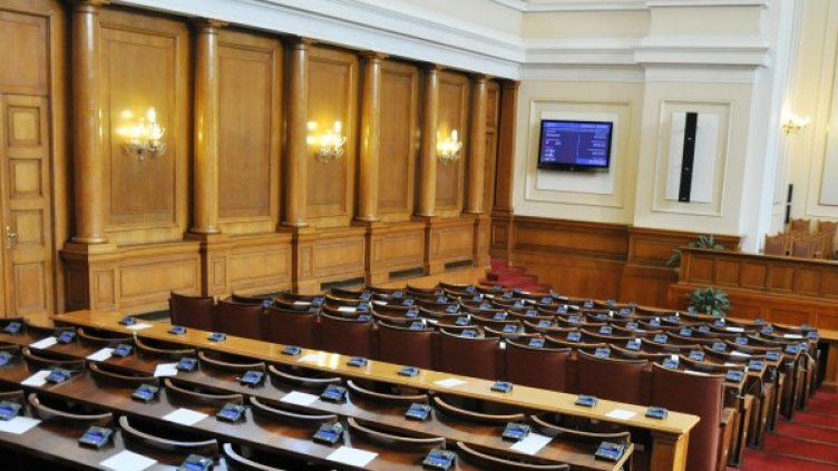 Банките на ГЕРБ в НС са трайно празни. Снимка: Булфото