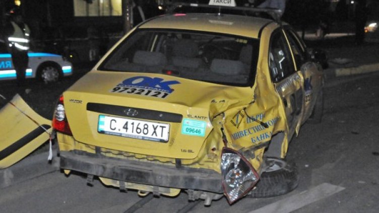 Таксито, което помете 12 души. Снимка: Булфото