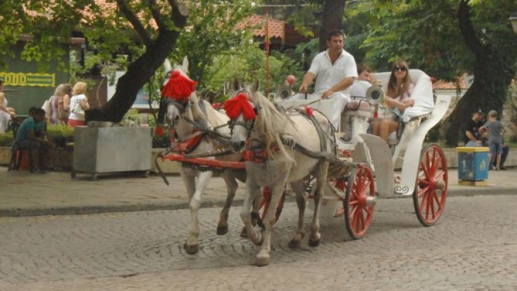 Туристи на разходка с файтон из Созопол. Снимка: Булфото