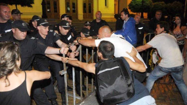 Снощните стълкновени "протестиращи-полиция". Снимка: Булфото