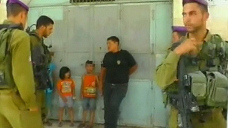 Израелската армия задържа 5-годишно палестинче. Снимка: Reuters