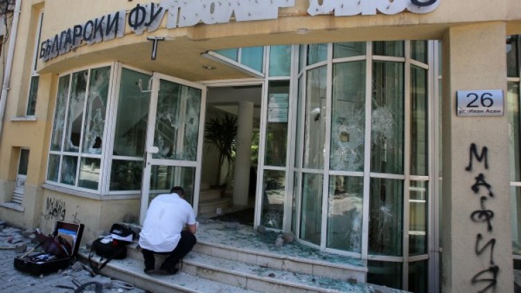 Така изглеждаше сградата на БФС след намесата на феновете. Снимка: БулФото
