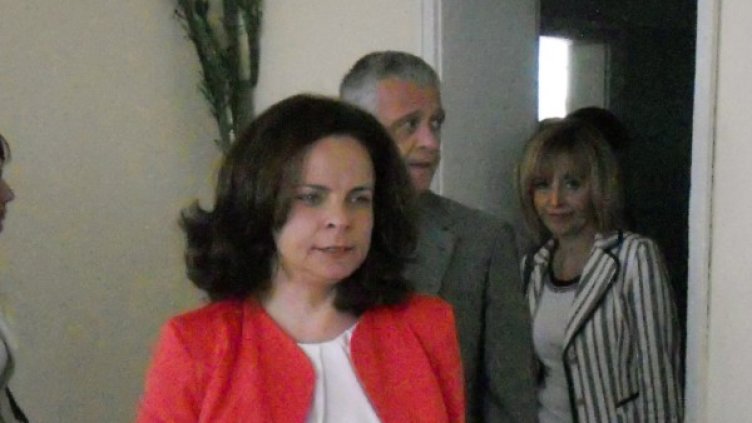 Таня Андреева разгледа болница в Кюстендил. Снимка: БТА