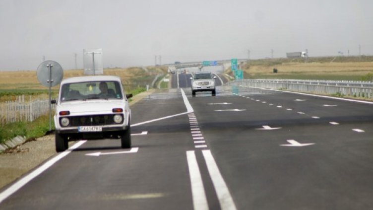 Въоръжете се с търпение и се оглеждайте за бензиностанция. Снимка: БТА