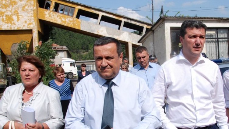 Драгомир Стойнев и Хасан Адемов са мястото на трагедията. Снимка: БТА